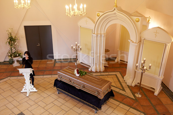 Huilen vrouw kist begrafenis kerk mensen Stockfoto © dolgachov