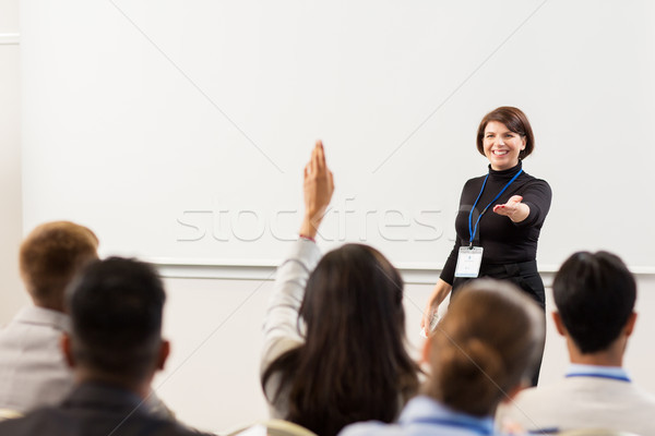 Grup de oameni afaceri conferinţă prelegere educaţie oameni Imagine de stoc © dolgachov