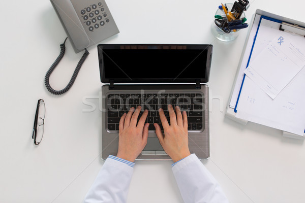 Foto stock: Mulher · médico · mãos · datilografia · laptop · clínica