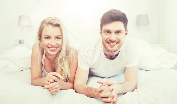 Gelukkig paar bed home mensen liefde Stockfoto © dolgachov