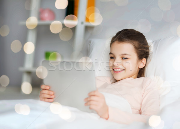 Fata de fericit pat acasă oameni copii Imagine de stoc © dolgachov