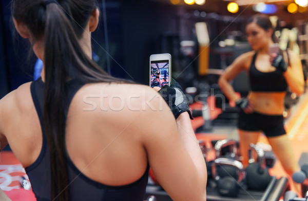 Сток-фото: женщину · смартфон · зеркало · спортзал · спорт