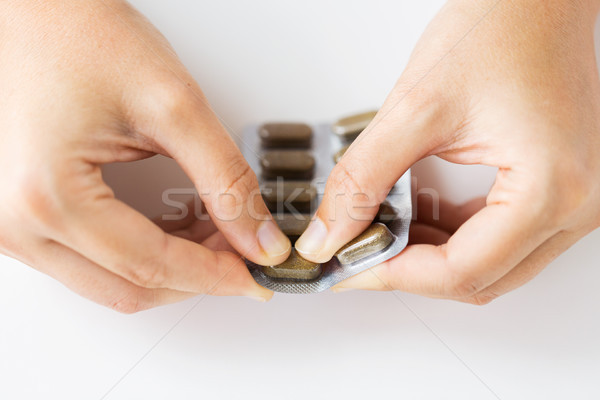 Nő kezek nyitás csomag gyógyszer tabletták Stock fotó © dolgachov