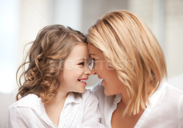 Moeder dochter knuffelen heldere foto vrouw Stockfoto © dolgachov