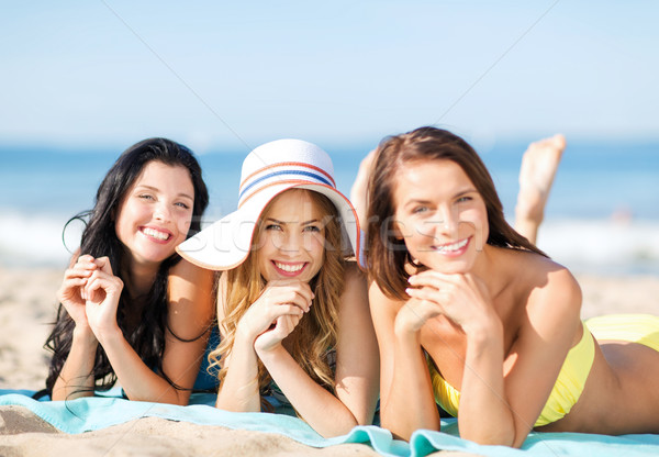 Lányok napozás tengerpart nyár ünnepek vakáció Stock fotó © dolgachov