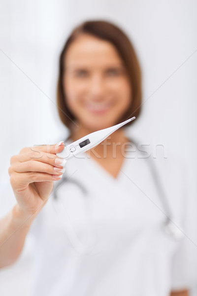 Medic termometru stetoscop asistenţă medicală medical femeie Imagine de stoc © dolgachov