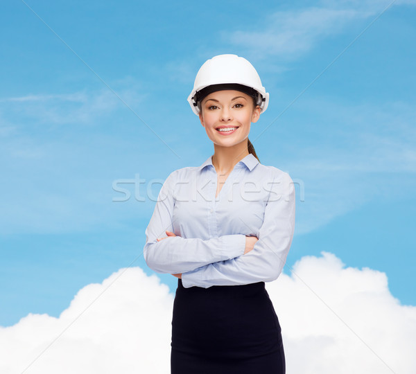 [[stock_photo]]: Accueillant · souriant · femme · d'affaires · blanche · casque · bâtiment