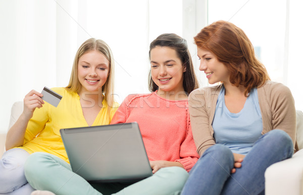 Stockfoto: Glimlachend · tienermeisjes · laptop · creditcard · vriendschap · geld