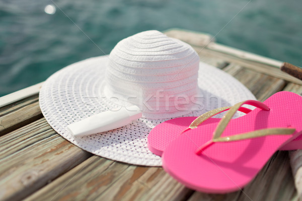 帽子 日焼け止め剤 スリッパ ビーチ ストックフォト © dolgachov