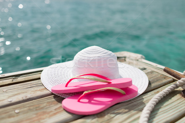 Közelkép kalap házi cipők vízpart tengerpart nyár Stock fotó © dolgachov