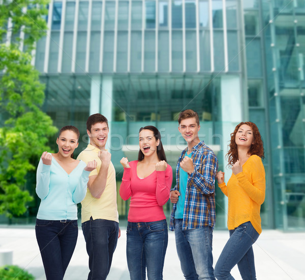 Grup zâmbitor adolescenti triumf gest Imagine de stoc © dolgachov
