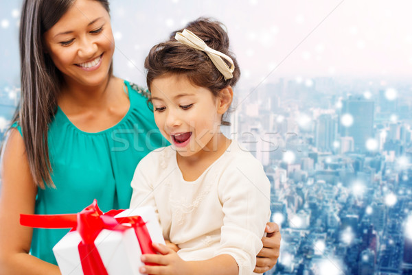 Mutlu anne küçük kız hediye kutusu Noel tatil Stok fotoğraf © dolgachov