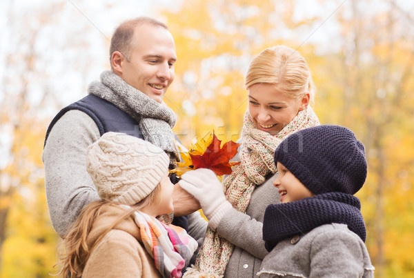 Foto stock: Familia · feliz · otono · parque · familia · infancia · temporada