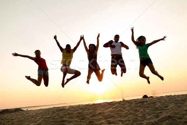 Сток-фото: улыбаясь · друзей · танцы · прыжки · пляж · дружбы