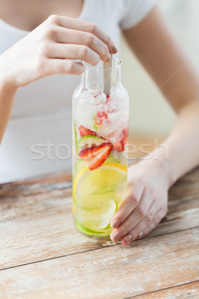 Foto d'archivio: Donna · frutta · acqua · vetro · bottiglia