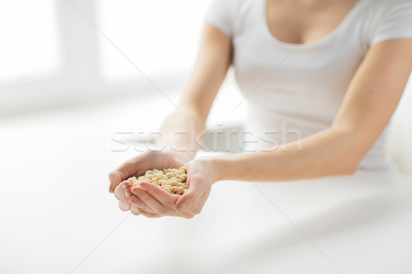 Femme mains pelé cacahuètes Photo stock © dolgachov