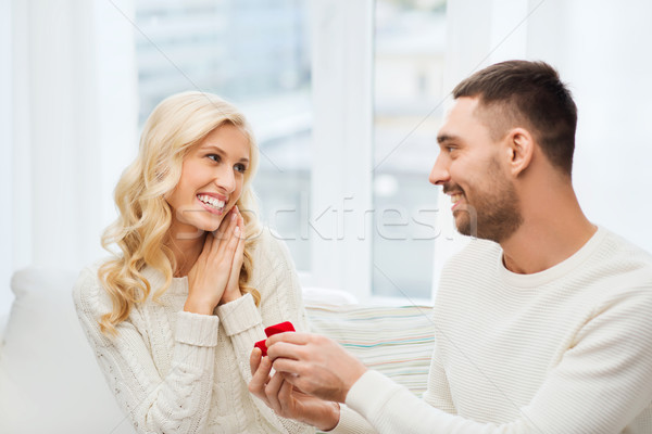 Szczęśliwy człowiek pierścionek zaręczynowy kobieta domu miłości Zdjęcia stock © dolgachov
