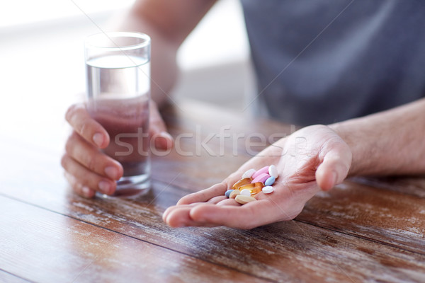 Foto stock: Masculino · mãos · pílulas · água