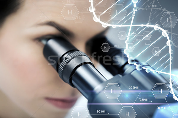 Naukowiec patrząc mikroskopem laboratorium nauki Zdjęcia stock © dolgachov