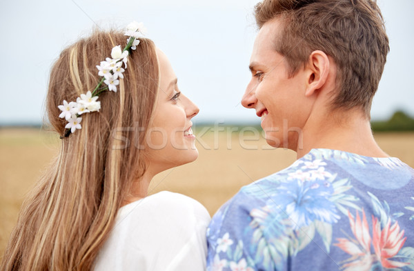Glücklich lächelnd jungen Hippie Paar Freien Stock foto © dolgachov