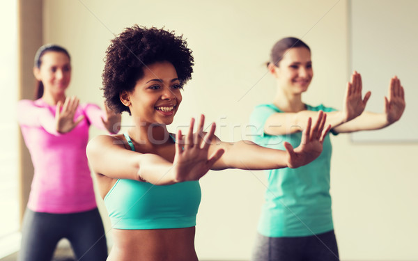 Groep glimlachend mensen dansen gymnasium studio Stockfoto © dolgachov