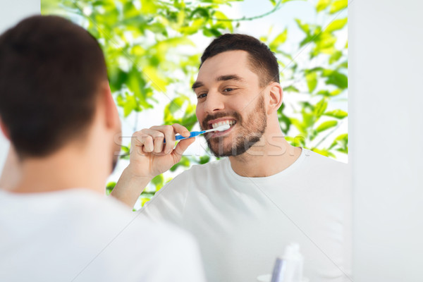 Mann Zahnbürste Reinigung Zähne Bad Gesundheitspflege Stock foto © dolgachov