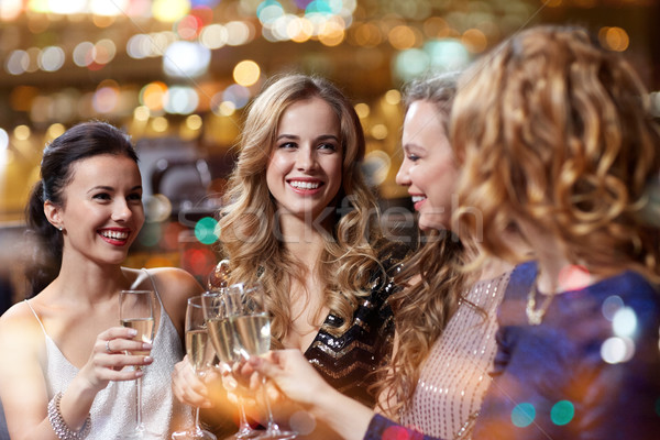 Boldog nők pezsgő szemüveg éjszakai klub ünneplés Stock fotó © dolgachov