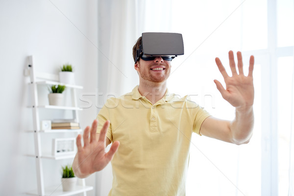 Joven virtual realidad auricular gafas 3d tecnología Foto stock © dolgachov