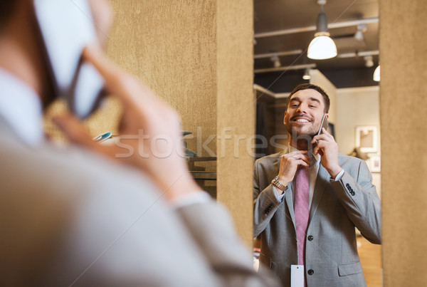 Man roepen smartphone kleding store spiegel Stockfoto © dolgachov