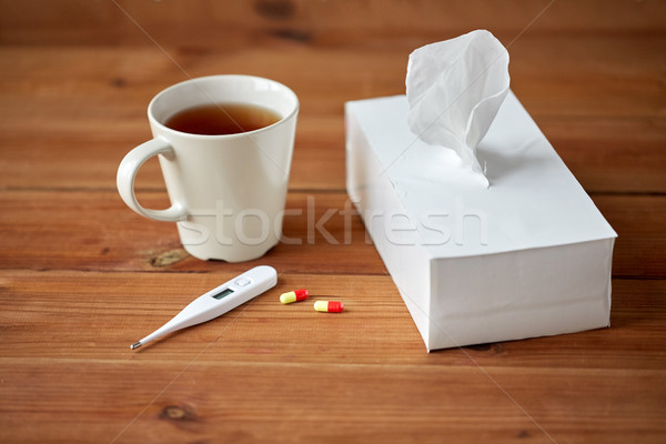 Ceaşcă ceai hârtie termometru pastile asistenţă medicală Imagine de stoc © dolgachov
