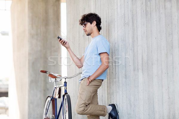 Homme smartphone fixé engins vélo rue [[stock_photo]] © dolgachov