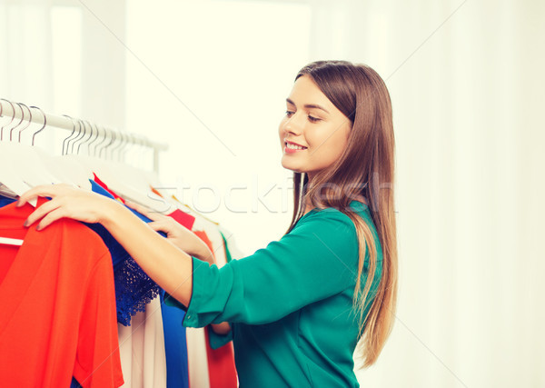 Foto stock: Feliz · mulher · escolher · roupa · casa · guarda-roupa