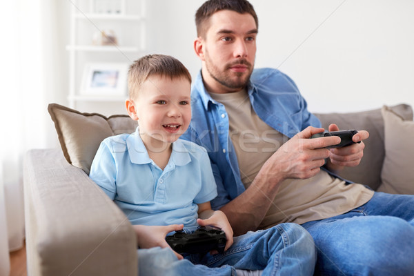 Père en fils jouer jeu vidéo maison famille paternité [[stock_photo]] © dolgachov