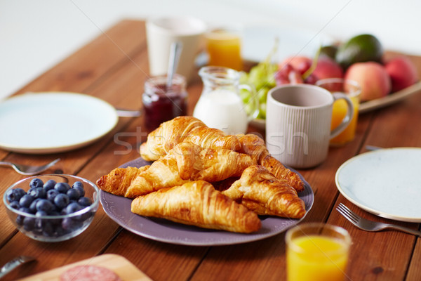 Placă cornuri masa de lemn mic dejun alimente Imagine de stoc © dolgachov