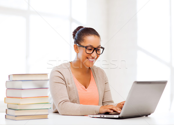 Internaţional student fată laptop şcoală educaţie Imagine de stoc © dolgachov