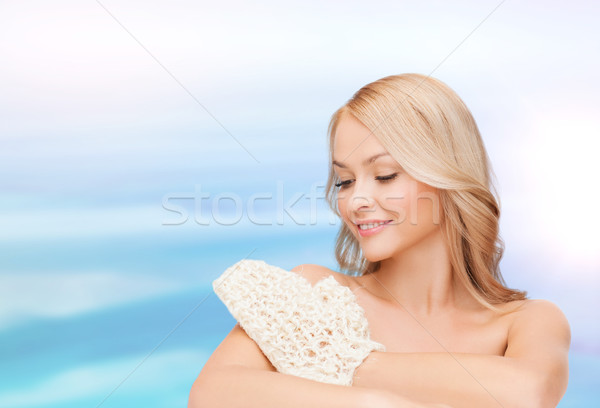 Glimlachende vrouw handschoen spa schoonheid vrouw zee Stockfoto © dolgachov