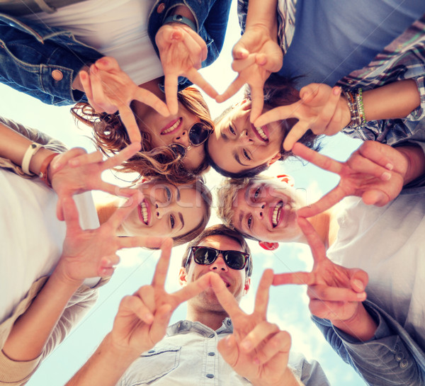 [[stock_photo]]: Groupe · adolescents · doigt · cinquième · été