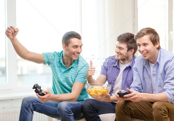 Lächelnd Freunde spielen Videospiele home Freundschaft Stock foto © dolgachov