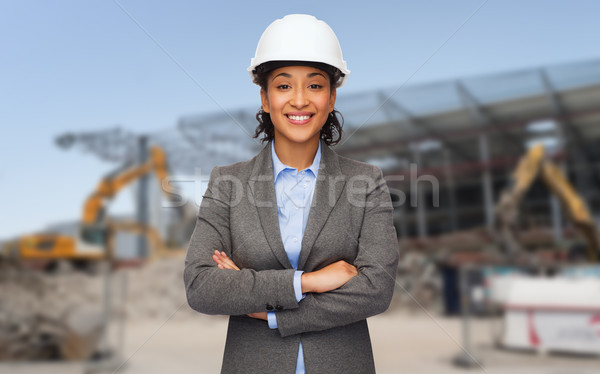 Africano americano empresária branco capacete edifício em desenvolvimento Foto stock © dolgachov