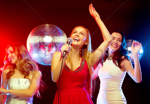 商業照片: 三 · 微笑 · 婦女 · 跳舞 · 歌唱 · 卡拉ok