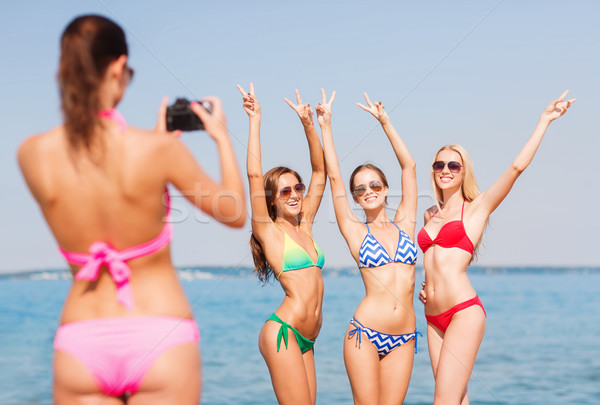 Сток-фото: группа · улыбаясь · женщины · пляж · Летние · каникулы