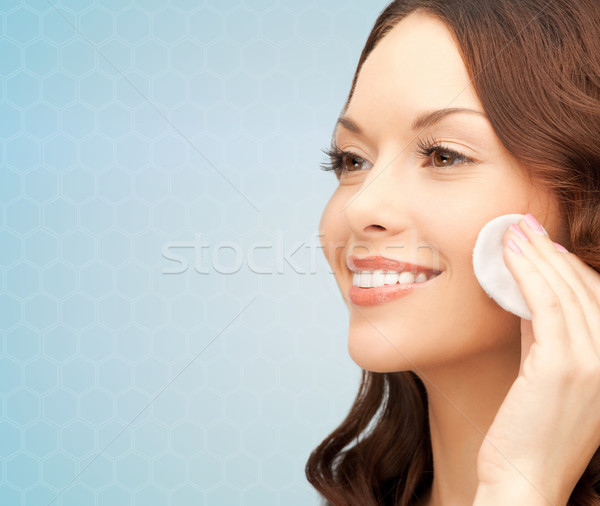 Mujer sonriente limpieza cara piel algodón belleza Foto stock © dolgachov