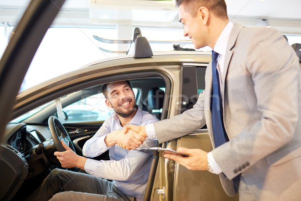 Glücklich Mann Autohändler auto zeigen Salon Stock foto © dolgachov