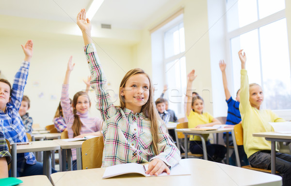 Stock foto: Gruppe · Schule · Kinder · Hände · Klassenzimmer · Bildung