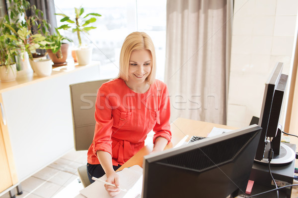 Fericit creator femeie lucrator de birou Calculatoare afaceri Imagine de stoc © dolgachov