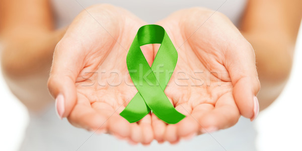 Kezek tart zöld tudatosság szalag egészségügy Stock fotó © dolgachov