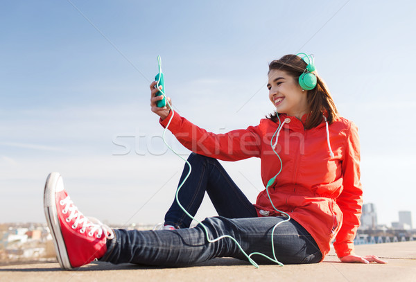 Foto stock: Feliz · mulher · jovem · fones · de · ouvido · tecnologia · estilo · de · vida