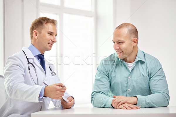 Medic de sex masculin pacient clipboard spital medicină Imagine de stoc © dolgachov