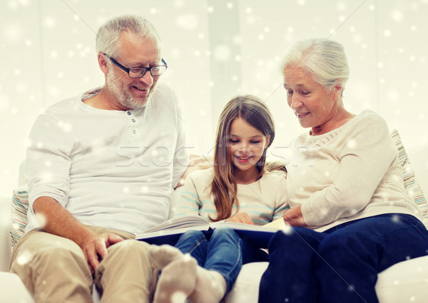 [[stock_photo]]: Souriant · famille · livre · maison · génération · éducation