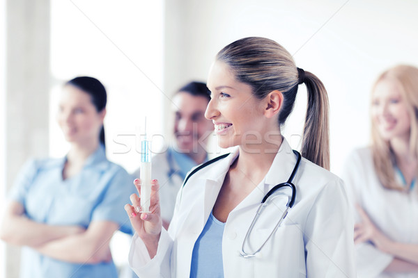 Vrouwelijke arts spuit injectie gezondheidszorg Stockfoto © dolgachov